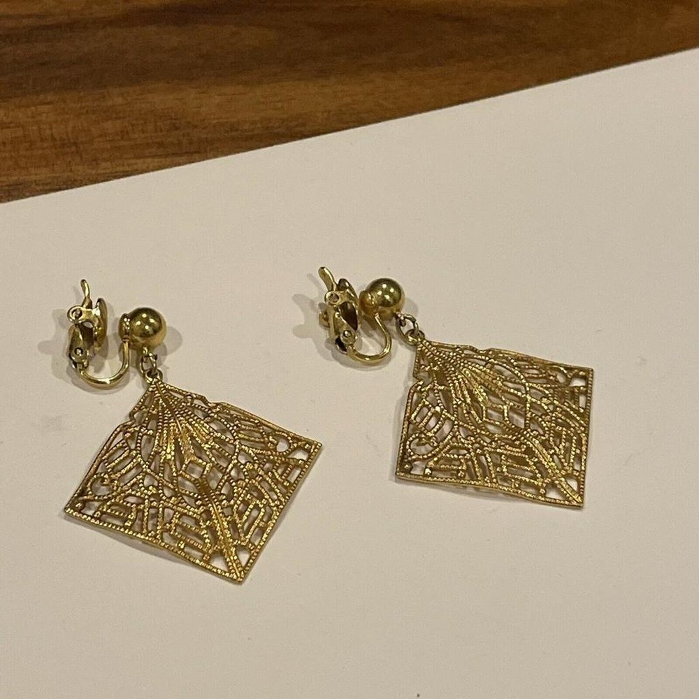 Signed Trifari Clip-on Clip On Earrings Gold Tone Dangle Drop Square Filigree